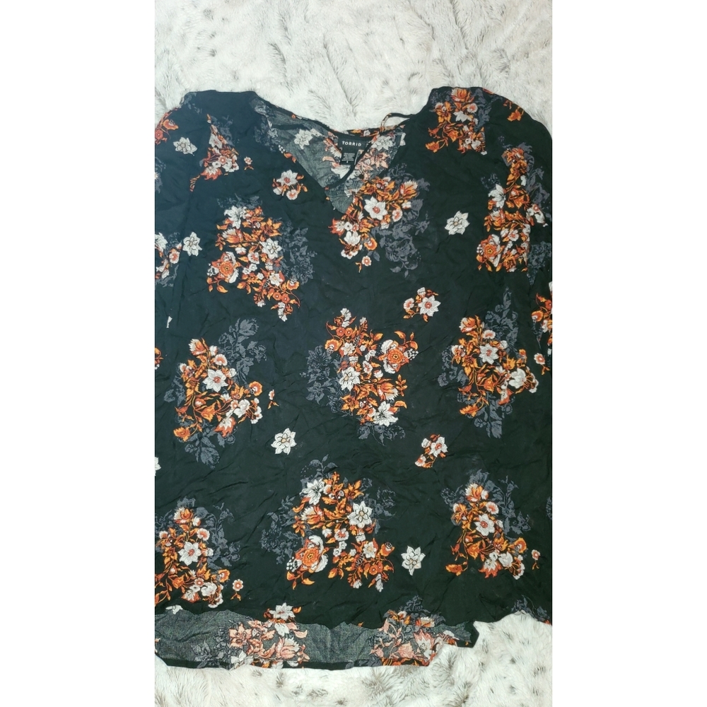 ❌️SOLD❌️Black Floral Torrid Top - Picture 2 of 4